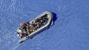 Έκκληση για παπούτσια, για να μην φύγουν ξυπόλυτοι οι μετανάστες