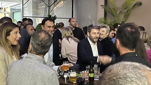 Χαλάρωσε με… ποτάκι και κουβέντα στα Λιοντάρια ο Ανδρουλάκης!