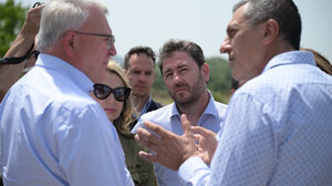 Στον τόπο της τραγωδίας των Τεμπών Νίκος Ανδρουλάκης και Νίκολας Σμιτ