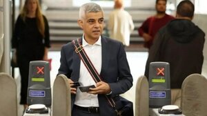 Ο Σαντίκ Καν επανεξελέγη δήμαρχος του Λονδίνου για τρίτη, ιστορική, θητεία