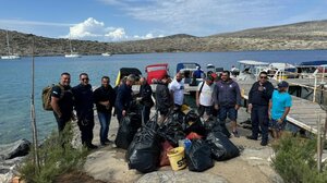 Εθελοντές καθάρισαν την Ντία- Μάζεψαν πάνω από 20 σακούλες σκουπίδια!