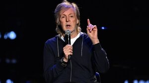 Σε δημοπρασία οι μπότες του Πολ ΜακΚάρτνεϊ από την τελετή των Ολυμπιακών του Λονδίνου