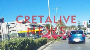 Έχασε τον έλεγχο του αυτοκινήτου κι έπεσε πάνω στο διαχωριστικό!