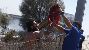 Μεγάλη φωτιά στη Βάρης – Κορωπίου: Εκκένωση περιοχών - Απειλούνται σπίτια