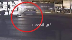 Σκληρό βίντεο από το τροχαίο στη Λ. Αθηνών: Δεύτερο αυτοκίνητο πέρασε πάνω από τη 17χρονη - Ουδείς σταματούσε να τη βοηθήσει!