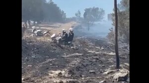 Κερατέα: Αστυνομικοί της ΔΙΑΣ σβήνουν τις φλόγες από σπίτι ηλικιωμένων