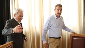 Η συνάντηση Καλοκαιρινού – Μητσοτάκη, το ντοσιέ και ο χαιρετισμός