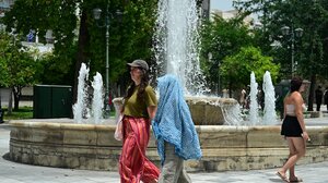 Σε κλοιό καύσωνα η χώρα - Με τηλεργασία και ευέλικτο ωράριο το Δημόσιο, ποια σχολεία θα παραμείνουν κλειστά 