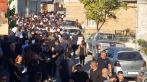 Σπαραγμός στο τελευταίο αντίο για τον αδικοχαμένο Μιχάλη