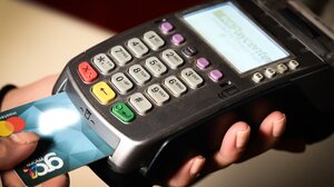 POS: Στο "στόχαστρο" της ΑΑΔΕ ταξί, λαϊκές και τουριστικά μαγαζιά 