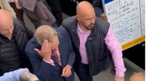 Περιέλουσαν με αναψυκτικό τον Νάιτζελ Φάρατζ έξω από παμπ