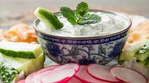 Taste Atlas: Αποθέωση για το τζατζίκι – Η λίστα με τα καλύτερα dips στον κόσμο