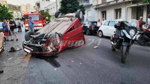 Έπεσε σε σταθμευμένα ΙΧ, τούμπαρε και τραυματίστηκε