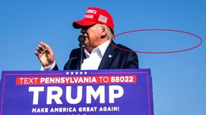 Τραμπ: Σοκάρει η φωτογραφία με τη σφαίρα δίπλα από το κεφάλι του!