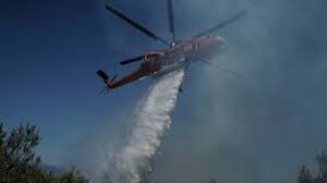 Μαίνεται η φωτιά στο Δίστομο – Και εναέρια μέσα στη μάχη