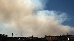 Καίει ανεξέλεγκτη η φωτιά στην Κορινθία