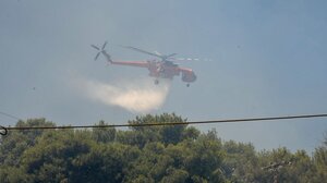 Φωτιά κοντά σε σπίτια στην Κορινθία: επιχειρούν 11 αεροσκάφη!
