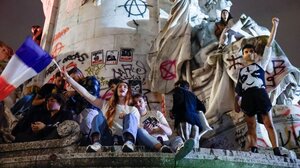 Βουλευτικές εκλογές στη Γαλλία: Το Νέο Λαϊκό Μέτωπο θα έχει 184 ως 186 έδρες, 160 ως 162 η παράταξη Μακρόν, η ακροδεξιά 141 ως 143