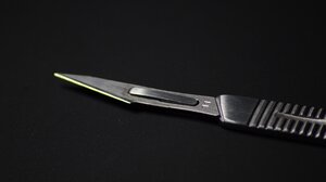 Γυναίκα μαχαίρωσε και δάγκωσε τον σύντροφό της μέσα σε διαμέρισμα Airbnb