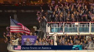 Ο Λεμπρόν Τζέιμς στην είσοδο των ΗΠΑ στην τελετή έναρξης των Ολυμπιακών Αγώνων