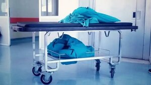 Μπήκε για επέμβαση στο χέρι και βγήκε με εγκαύματα στο πόδι