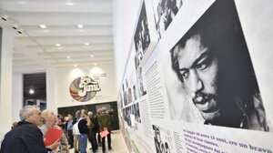 Βιβλίο με το αυτόγραφο του Τζίμι Χέντριξ πωλήθηκε σε δημοπρασία