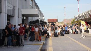 Αξέχαστες διακοπές στην Κρήτη: έχασαν την πτήση γιατί άρχισε να την κλωτσάει στο αεροδρόμιο
