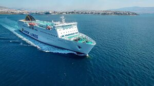 Ταλαιπωρία για τους επιβάτες του "Έλυρος" που ταξίδευαν για Χανιά