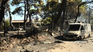 Πυρκαγιά στην Αττική: Οι πυρόπληκτοι φρουρούν τα σπίτια τους υπό τον φόβο πλιάτσικου