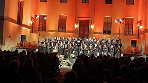 Πλήθος κόσμου χειροκρότησε θερμά τον Χρήστο Λεοντή