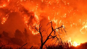 Μαίνεται η φωτιά στην Κορινθία για δεύτερο βράδυ 