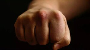 Κοιταχτήκανε παράξενα… κι έπεσε το ξύλο στο ΕΠΑΛ!