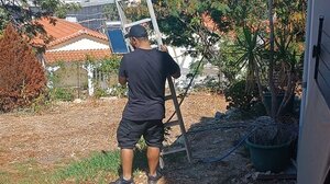 Τον "τσάκωσε" με μια σκάλα να προσπαθεί να μπει στο σπίτι της!