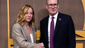 Τετ α τετ Κιρ Στάρμερ – Μελόνι για το μεταναστευτικό