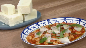 Νιόκι με σφέλα Μεσσηνίας και φρέσκια σάλτσα ντομάτας