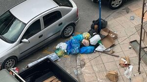 Και σκουπίδια και στάθμευση πάνω στη ράμπα!