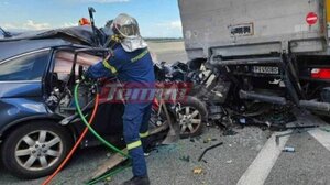 Σφοδρή σύγκρουση αυτοκινήτου με φορτηγό - Νεκροί οι επιβάτες του ΙΧ