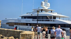 Δύο πελώρια σούπερ γιοτ στο Ενετικό Λιμάνι των Χανίων