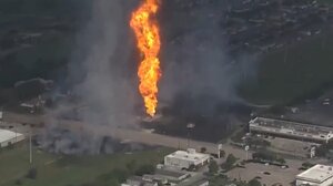 Φωτιά από έκρηξη αγωγού σε προάστιο του Χιούστον- Εντολή για εκκενώσεις