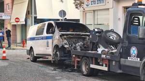 Φωτιά σε βαν της Αστυνομίας από εκρηκτικό μηχανισμό
