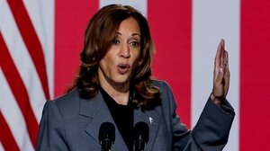 Η Χάρις επέκρινε τα σχόλια του Τραμπ για τον "εσωτερικό εχθρό"