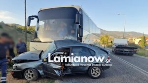 Ένας νεκρός σε τροχαίο στη Λαμία - Αυτοκίνητο "καρφώθηκε" σε λεωφορείο του ΚΤΕΛ Φθιώτιδας