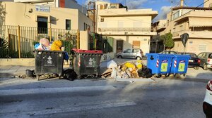 Έφτιαξαν τα πεζοδρόμια, αλλά μετατράπηκαν σε σκουπιδότοπο!