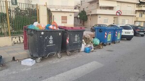 Επέκταση πεζοδρομίου, αλλά για τα... σκουπίδια