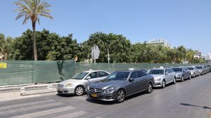 "Εξευτελιστική η τοποθέτηση των αυτοκόλλητων" λένε οι ιδιοκτήτες Ταξί στο Ηράκλειο