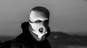 Η επιχείρηση στον καταυλισμό και τα εντάλματα στα μέλη συμμορίας 