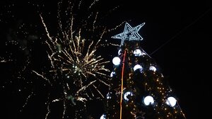 Ηράκλειο: Φωταγωγείται το χριστουγεννιάτικο δέντρο - Αυλαία για τις εορταστικές εκδηλώσεις