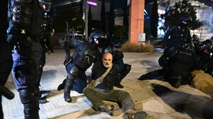 Συνελήφθη δημοσιογράφος που "κάλυπτε" την διαμαρτυρία των εποχικών πυροσβεστών - Δείτε το βίντεο