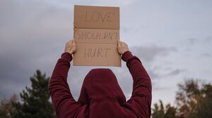 Πάνω από 15.000 γυναίκες έχουν πέσει θύματα ενδοοικογενειακής βίας το πρώτο 10μηνο του 2024