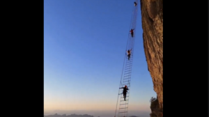 Η νέα τουριστική ατραξιόν της Κίνας βρίσκεται στα 1.524 μέτρα πάνω από το έδαφος